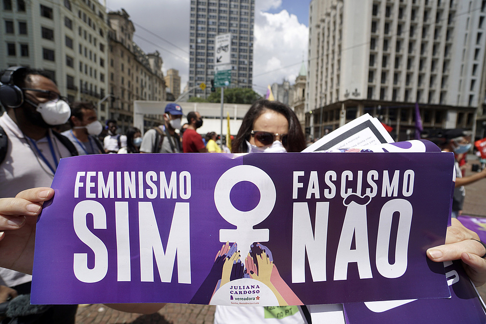 Frau mit Protestplakat am 8. März 2021 in Sao Paulo: "Feminismus ja, Faschismus nein"