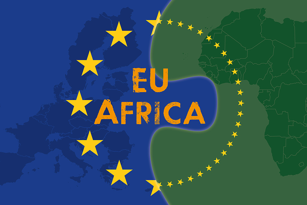 Schrift in der Mitte "EU - Afrika" umrandet von Sternen. Links der Kontinent Europa, rechts der Kontinent Afrika