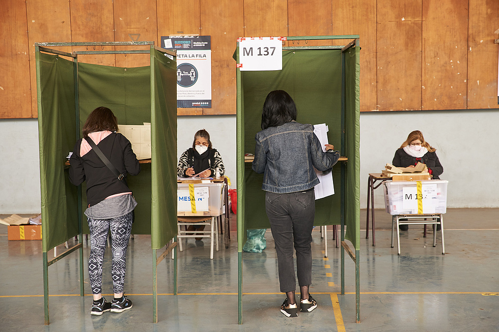 Wahlkabinen in Santiago am 16.05.2021