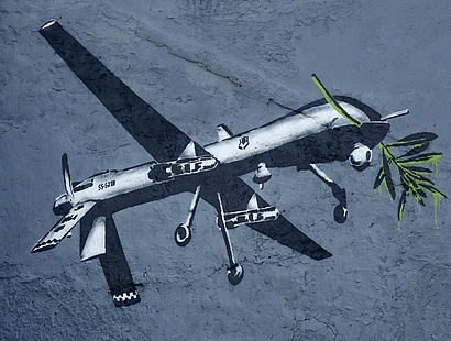 Graffiti einer Drohne mit Olivenzweig, zum Themenbereich Frieden und Sicherheit