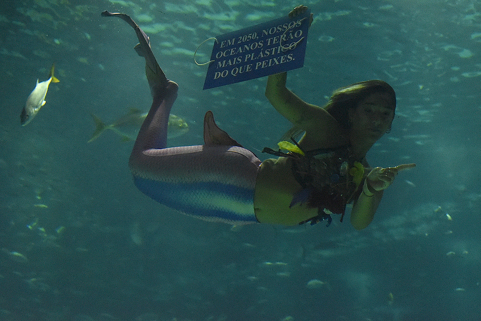 Studierende im Meerjungfrauenkostüm mit Schild "2050 werden wir mehr Plastik als Fische in unseren Ozeanen haben" in Rio de Janiero, Brasilien, 26.01.2019