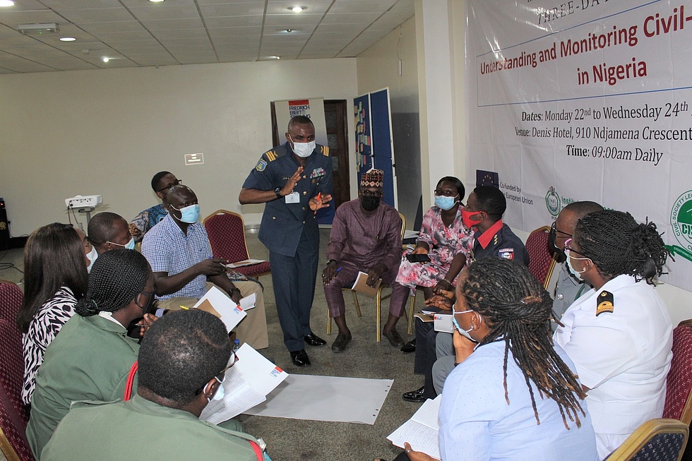 Ziviles Militärtraining, Gespräch und Training in Nigeria