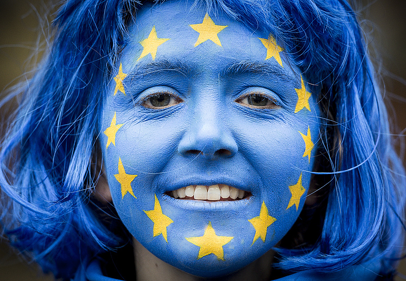 Lächelnde junge Frau, deren Gesicht mit der europäischen Flagge geschminkt ist. Link auf die Unterseite mit europapolitischen Inhalten.}
