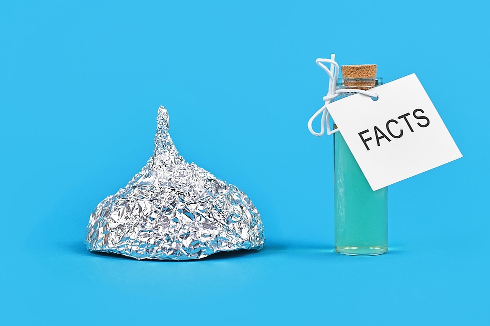Symbolbild Fakten und Fake News: Aluhut und Fakten im Glasflakon 