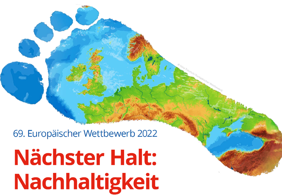 Ein großer Fußabdruck, dargestellt aus der Europalandkarte, ist auf einem weißen Hintergrund. Titel des Wettbewerbs 2022 ist "Nächster Halt: Nachhaltigkeit".
