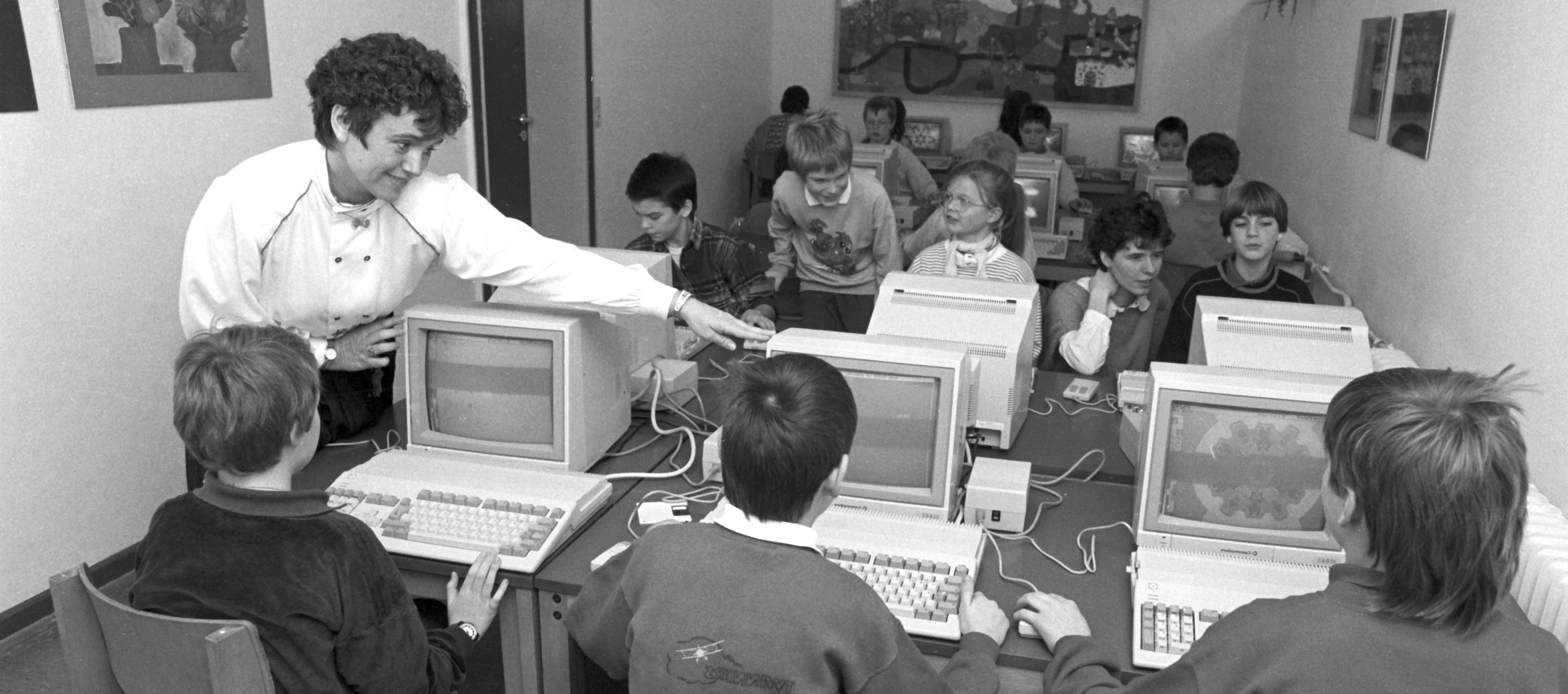 Klassenzimmer mit Computern aus den frühen 2000ern