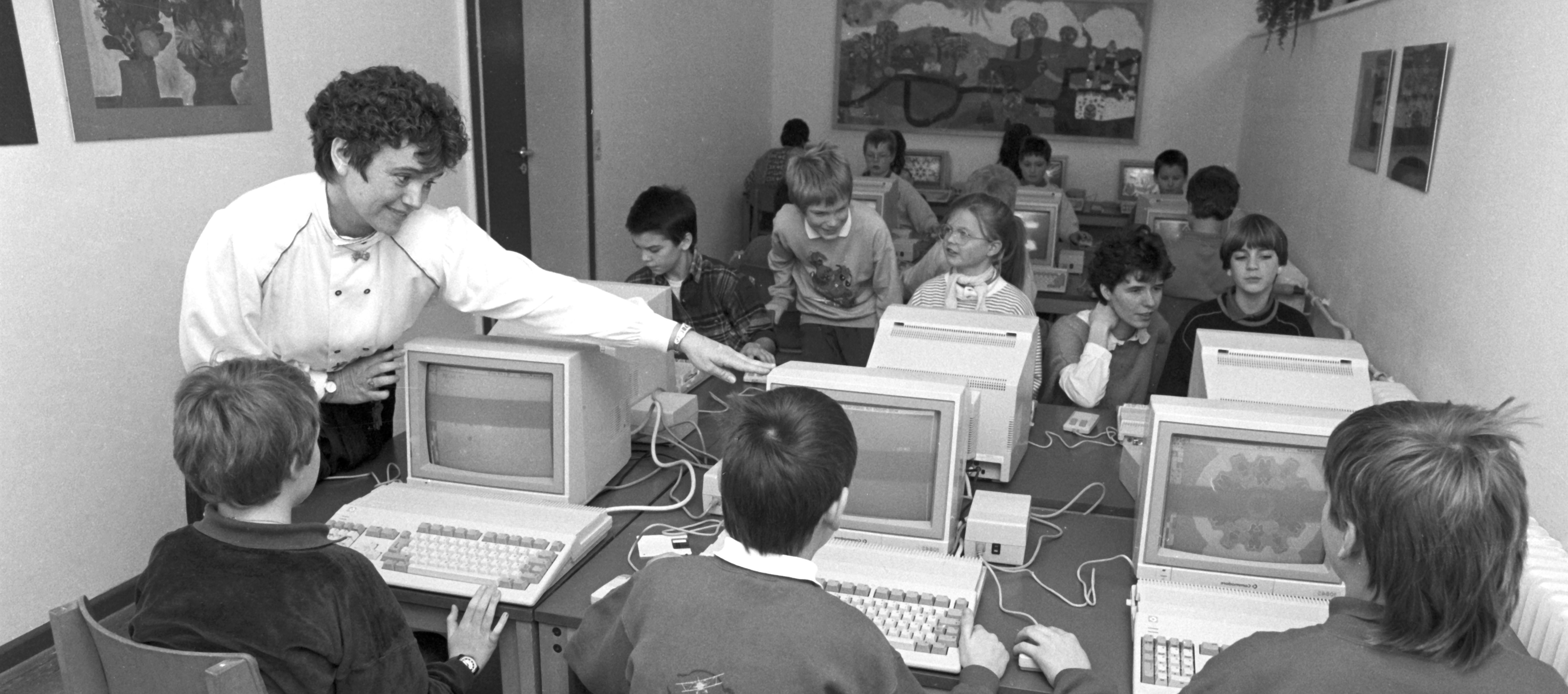 Klassenzimmer mit Computern aus den frühen 2000ern