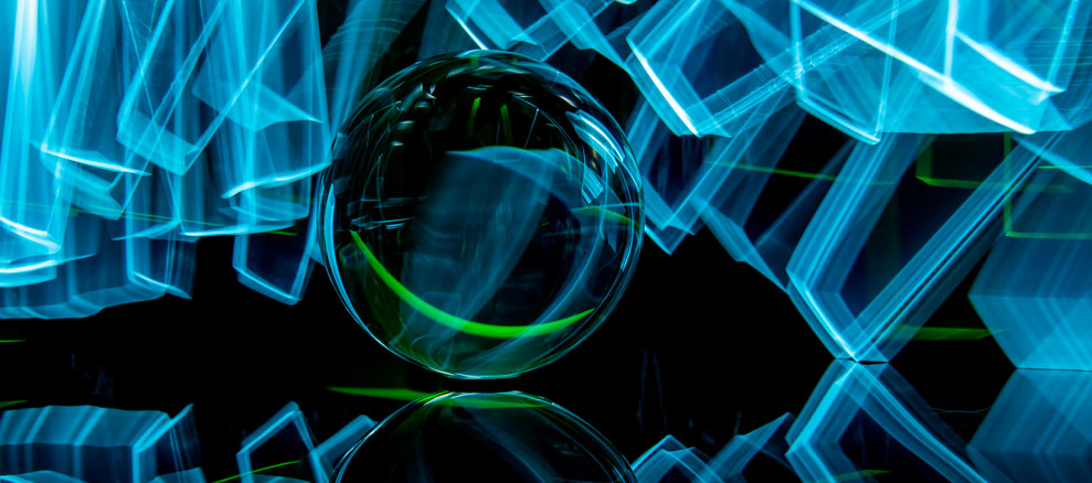 Kristallkugel auf dunkelblauem Hintergrund mit Lichteffekten