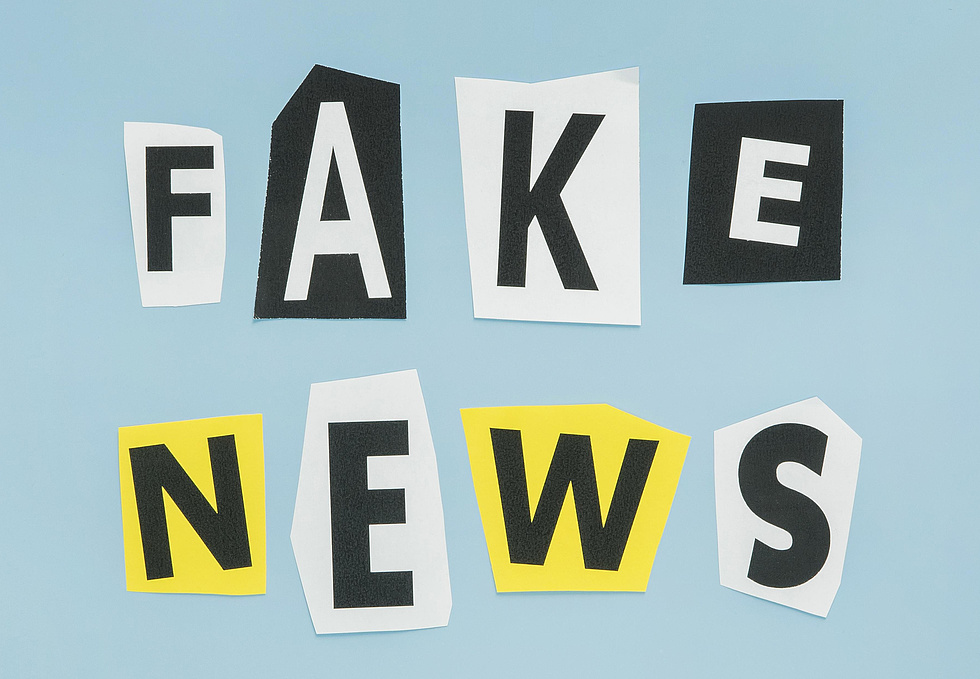 Der Schriftzug "FAKE NEWS" mittels einzelner Buchstaben und verschiedenen Papieren dargestellt