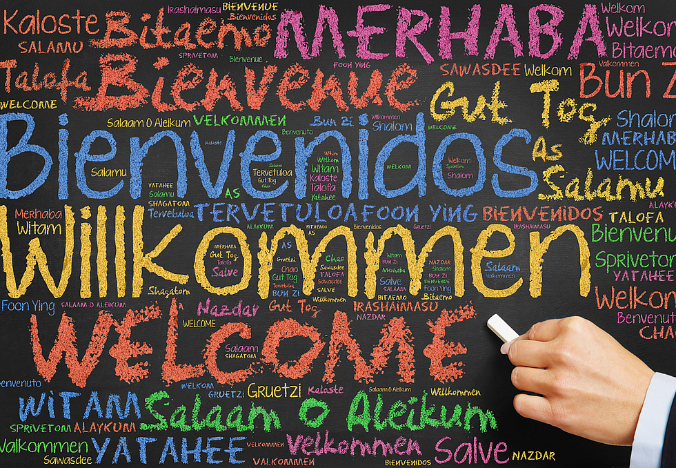 Bunte "Willkommen" Schriftzüge in verschiedenen Sprachen