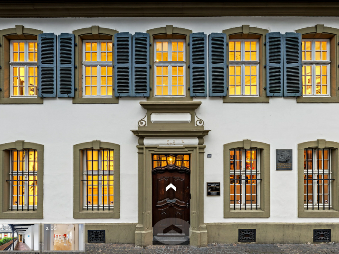 Ein Screenshot des marx360-Rundgangs. Zu sehen ist die Fassade des Museum Karl-Marx-Haus, so wie sie in dem virtuellen Rundgang vorzufinden ist.