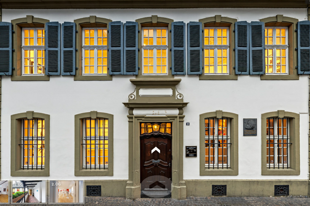 Ein Screenshot des marx360-Rundgangs. Zu sehen ist die Fassade des Museum Karl-Marx-Haus, so wie sie in dem virtuellen Rundgang vorzufinden ist.