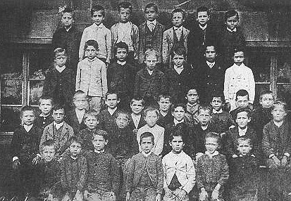 Schulklasse mit Friedrich Ebert unten links in der dritten Reihe (x), etwa sieben Jahre alt. Von Ostern 1877 bis März 1885 besucht er die achtklassige Volksschule