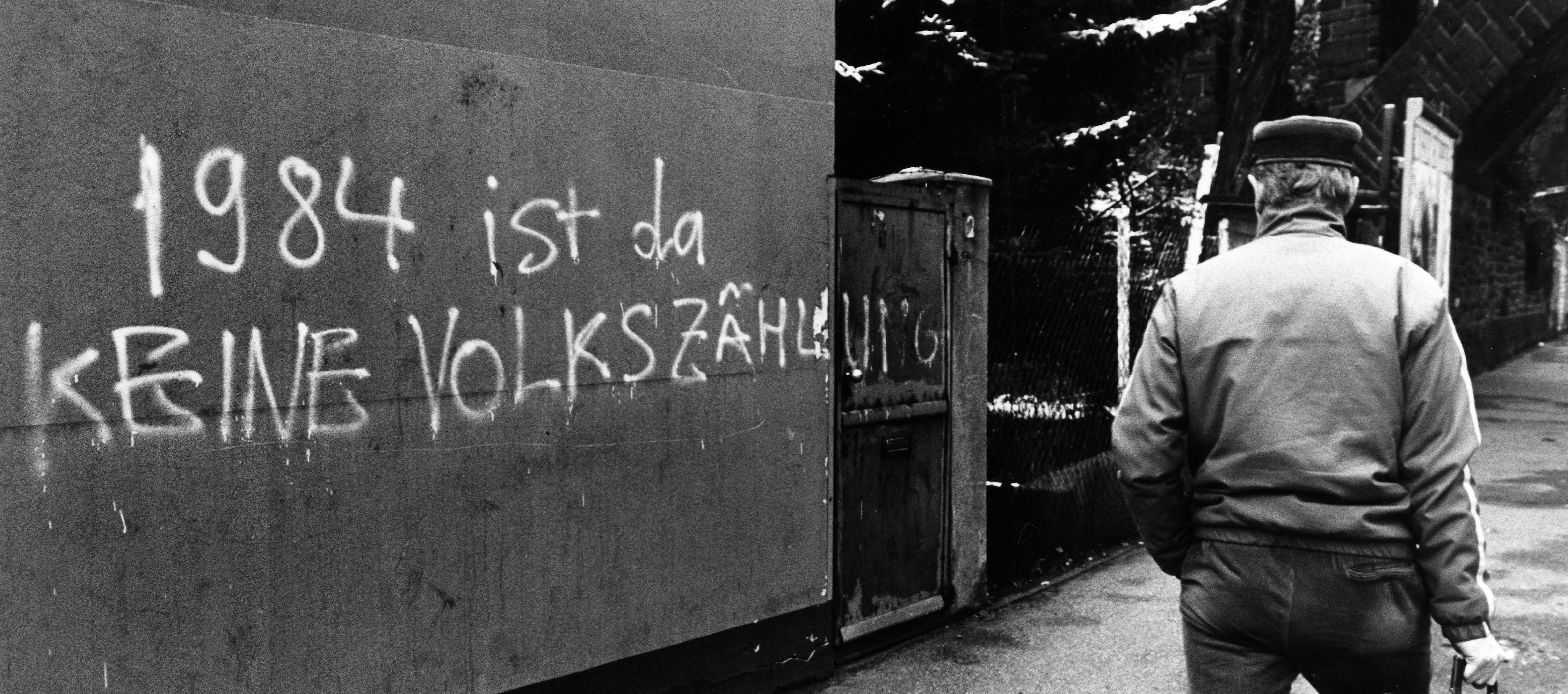 Mauer mit Graffito in Köln: "1984 ist da KEINE VOLKSZÄHLUNG", Fotografie von J.H. Darchinger aus dem Jahr 1987, Quelle: AdsD 6/FJHD00498, Rechte: J.H. Darchinger / Friedrich-Ebert-Stiftung 