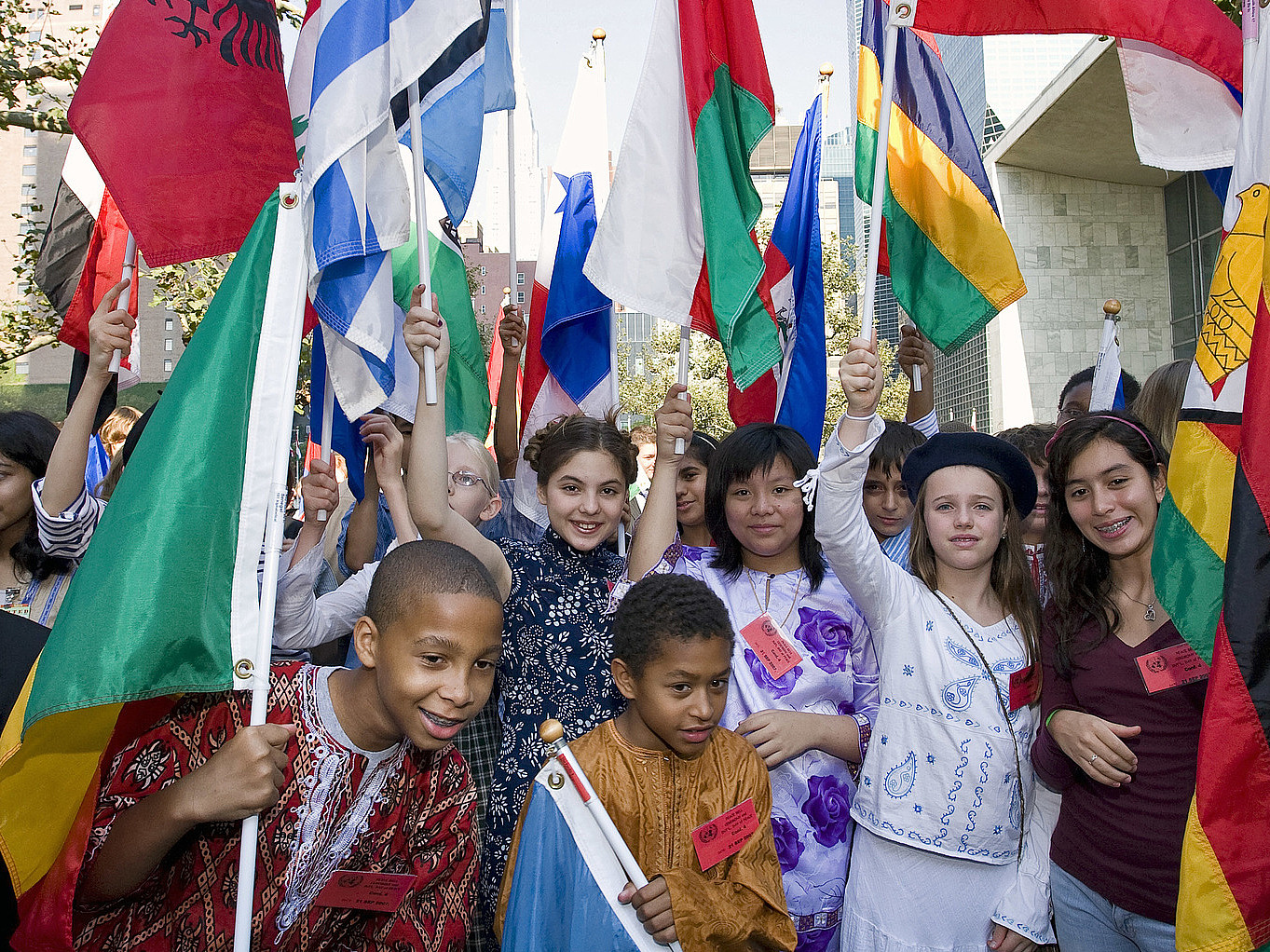 Jugendliche Teilnehmer*innen bei einer UN Friedensglocken Zeremonie
