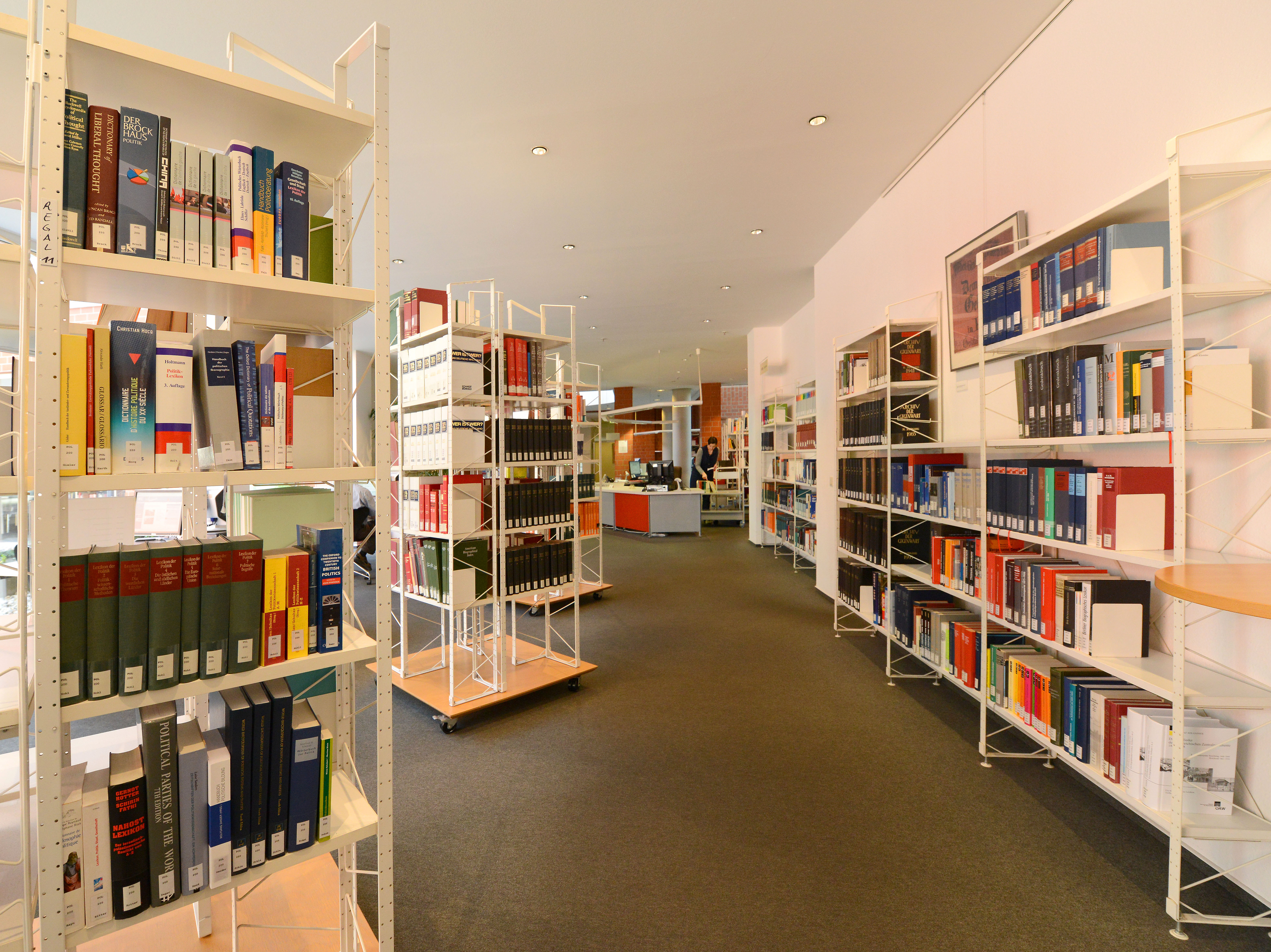 Eine Aufnahme des  Lesesaals aus der FES Bibliothek in Bonn