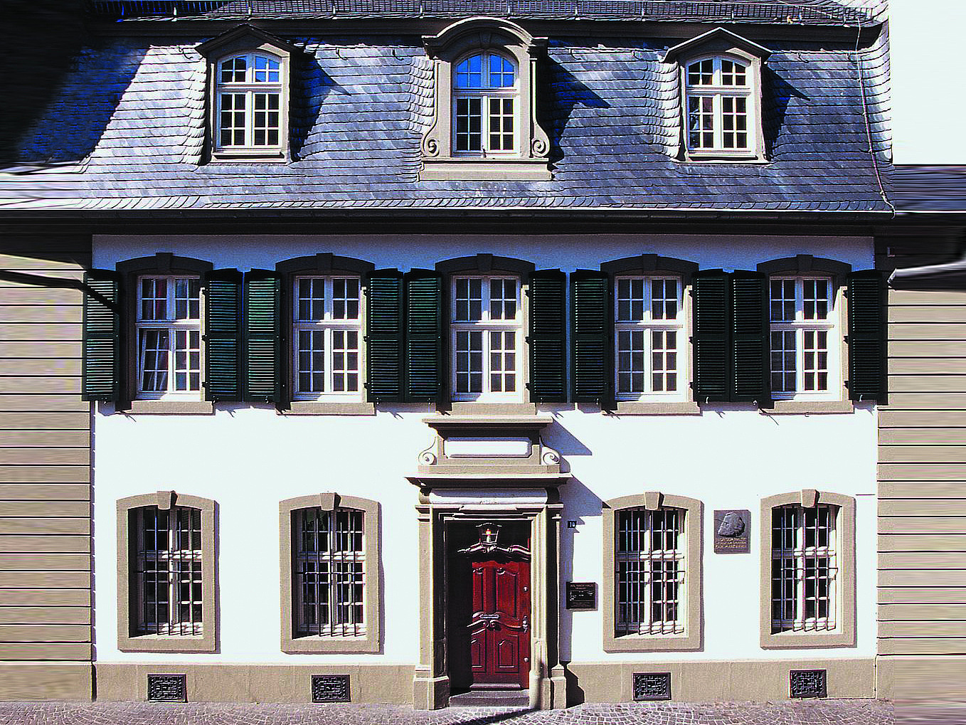 Frontale Aufnahme der Fassade des Karl Marx Haus in Trier