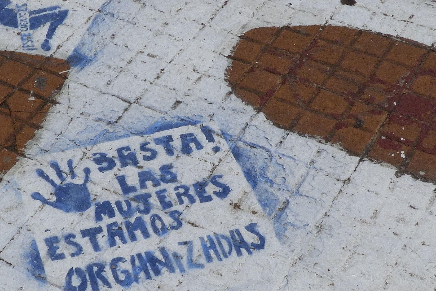 Graffiti des weißen Kopftuchs der Madres/Abuelas de Plaza de Mayo (Mütter/Großmütter vom Mai-Platz) in Buenos Aires, Argentinien (Schrift „Es reicht! Wir Frauen sind organisiert“)