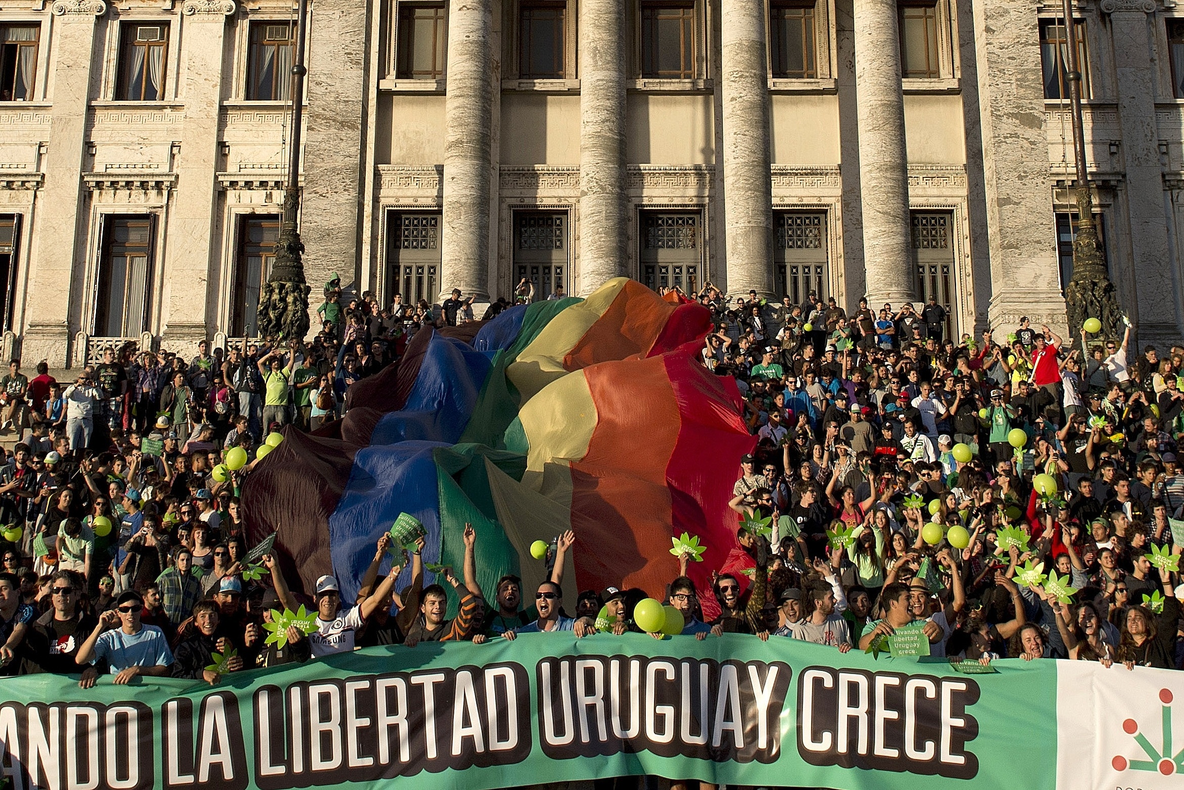 Demonstration für die Legalisierung von Marihuana vor dem Parlamentsgebäude in Montevideo, Uruguay (Banner-Aufschrift „Uruguay wächst mit der Pflege der Freiheit“)