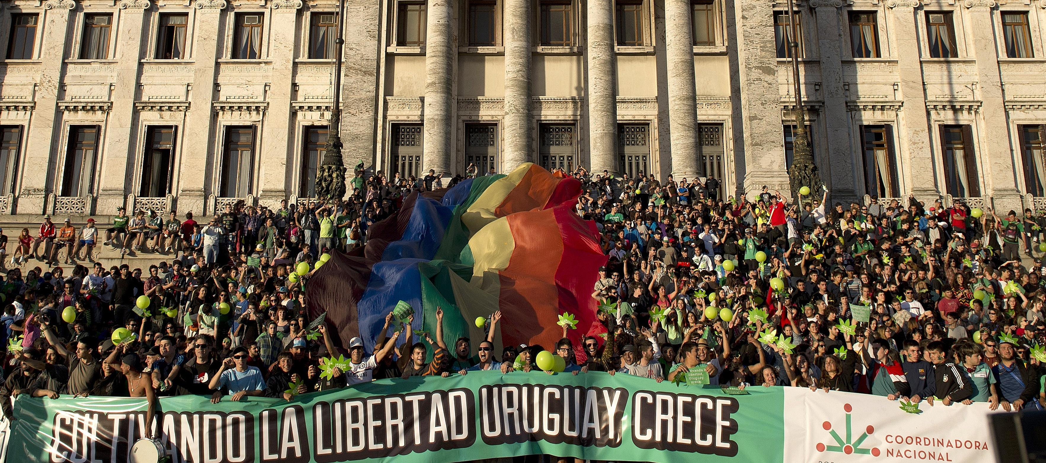 Demonstration für die Legalisierung von Marihuana vor dem Parlamentsgebäude in Montevideo, Uruguay (Banner-Aufschrift „Uruguay wächst mit der Pflege der Freiheit“)