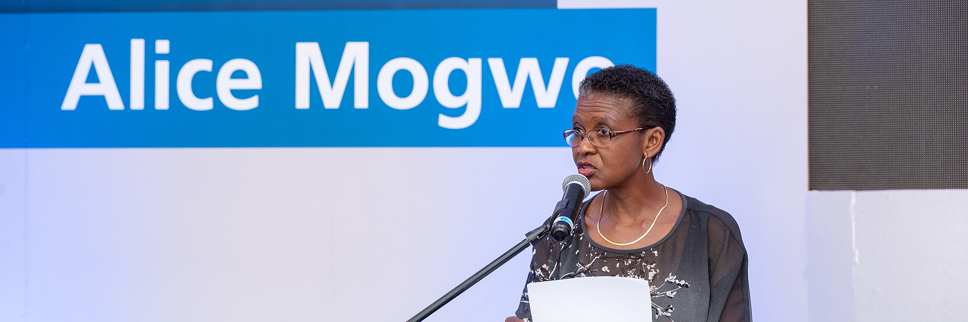 Alice Mogwe bei einer Rede auf dem FES-Menschenrechtspreis 2021. 