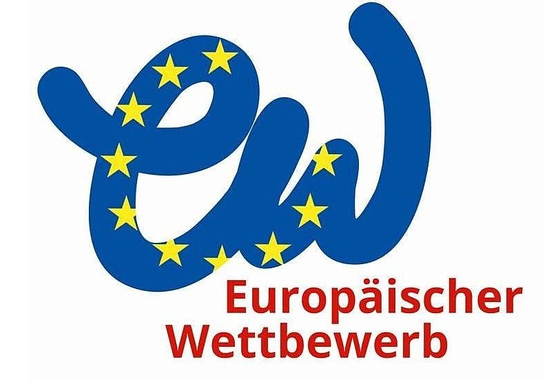 Logo des europäischen Wettbewerb. Mittig die Kleinbuchstaben e und w in Schreibschrift und in der Farbe blau. Darauf sind in gelb die europäischen Sterne zu sehen. Darunter steht in rot "Europäischer Wettbewerb"