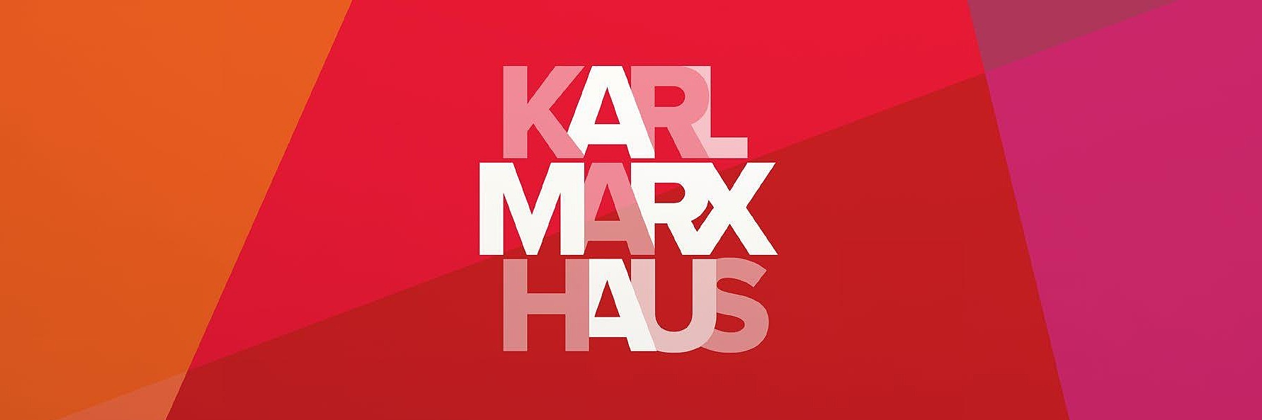 Ein Bildausschnitt des offiziellen Logos des Museum Karl-Marx-Haus. Im Hintergrund sind verschiedene Farbfelder entsprechend des Corporate Designs zu sehen.