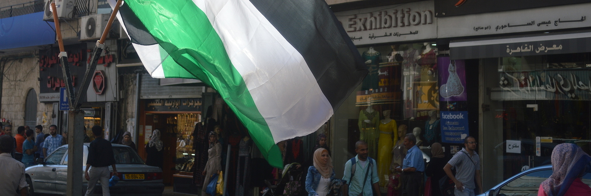 Palästinensische Flaggen vor einem Gebäude in Ramallah