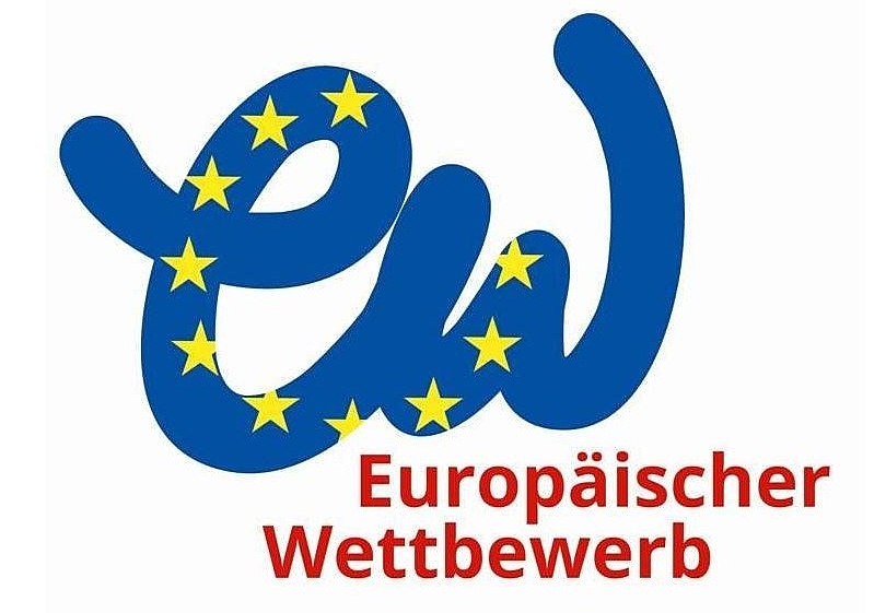 Logo des europäischen Wettbewerb. Mittig die Kleinbuchstaben e und w in Schreibschrift und in der Farbe blau. Darauf sind in gelb die europäischen Sterne zu sehen. Darunter steht in rot "Europäischer Wettbewerb"