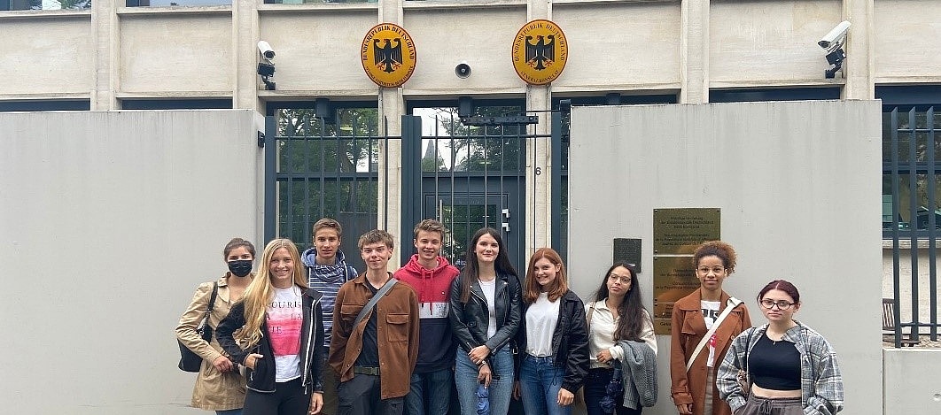 10 Personen stehen in Straßburg vor dem Eingangstor der "deutschen, ständigen Vertretung"