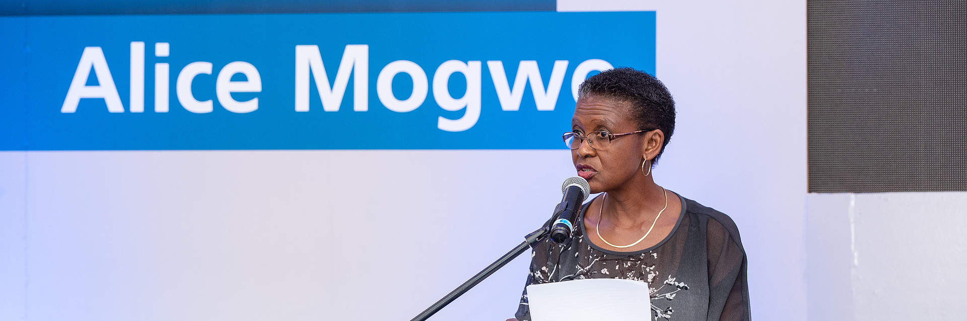 Alice Mogwe bei einer Rede auf dem FES-Menschenrechtspreis 2021. 