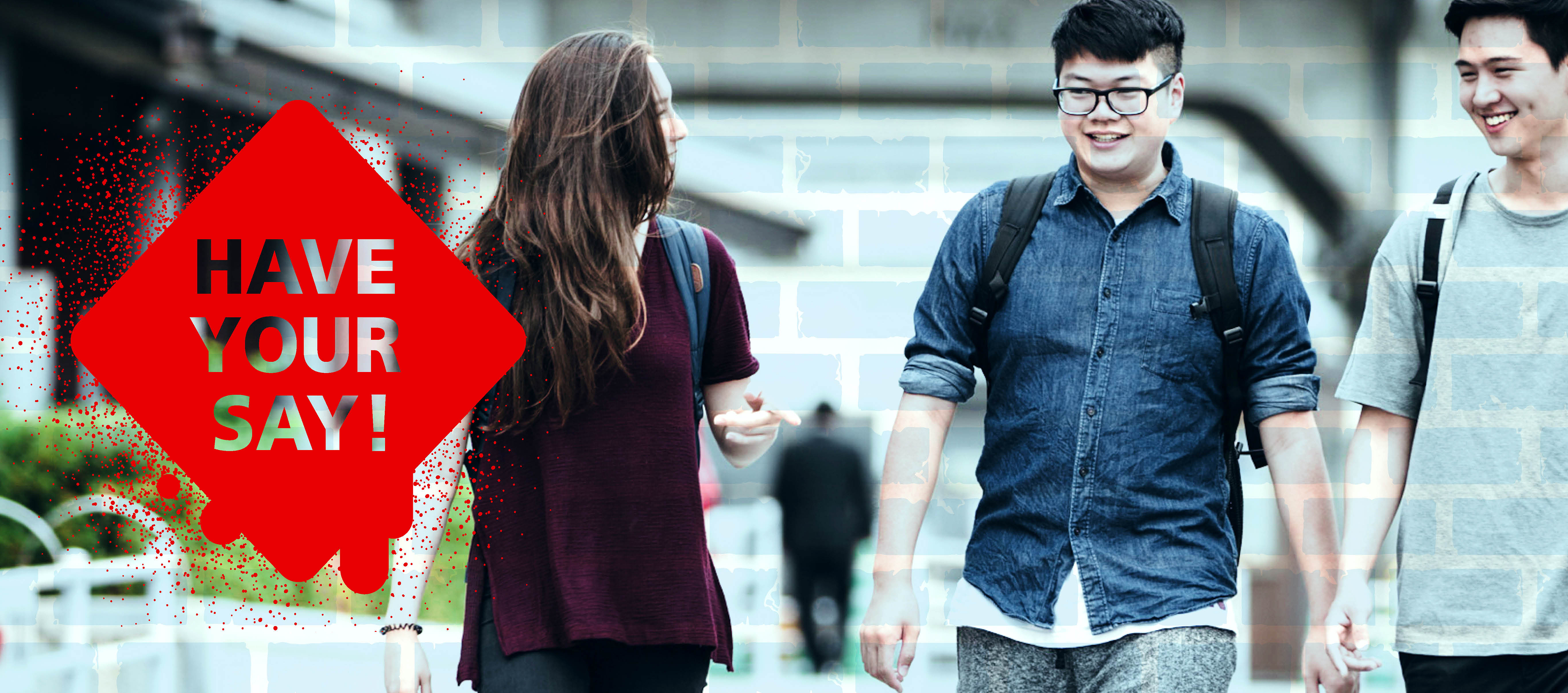 Zwei junge Personen laufen von einem Gebäude weg und unterhalten sich. Links das rote Logo "Have your say!"