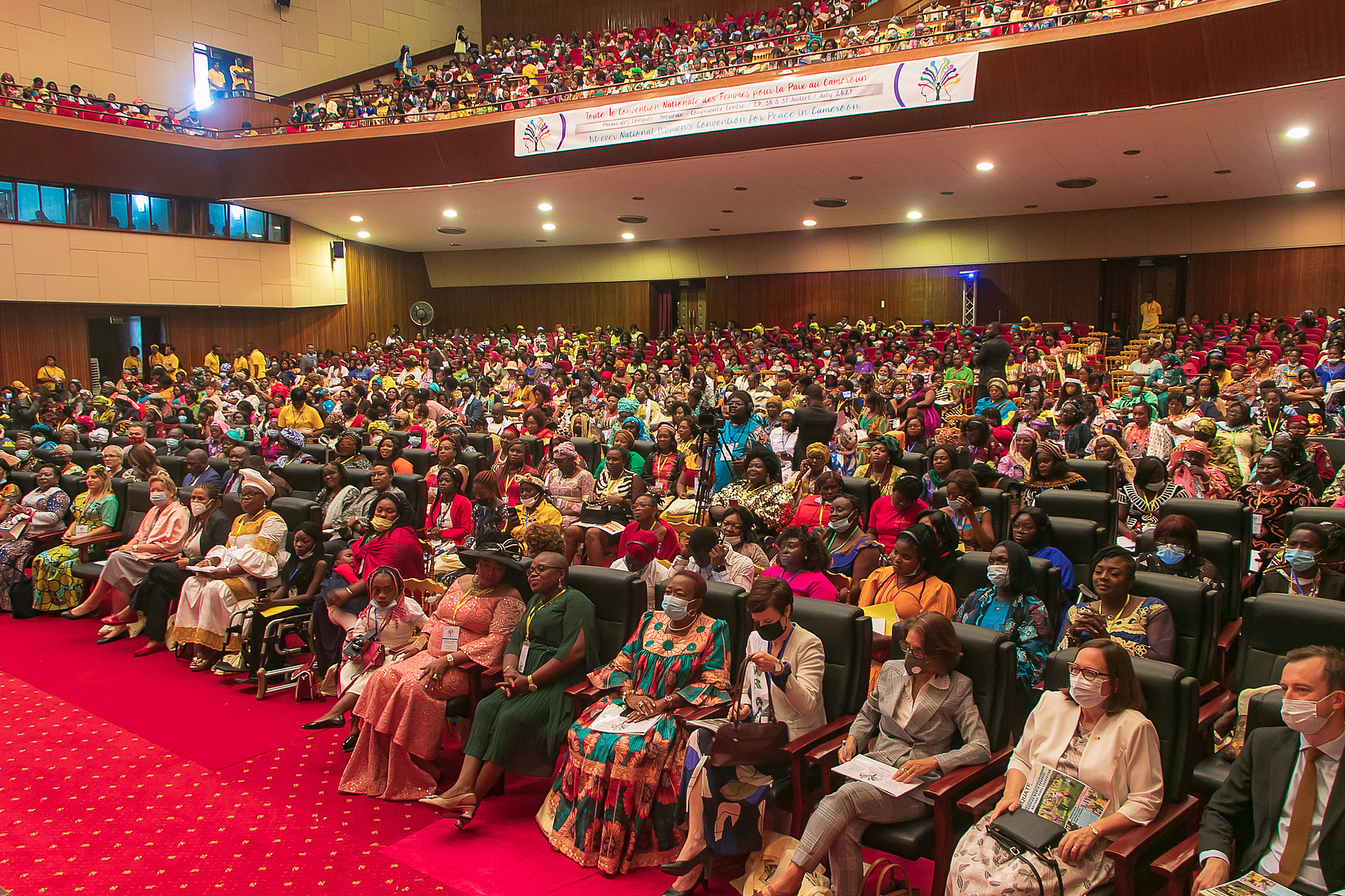 Publikum der Frauenfriedenskonferenz in Kamerun. Größtenteils Frauen im Publikum