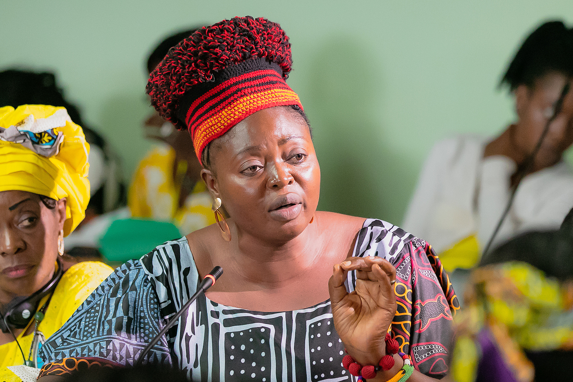 Rede einer Frau auf der Frauenfriedenskonferenz in Kamerun