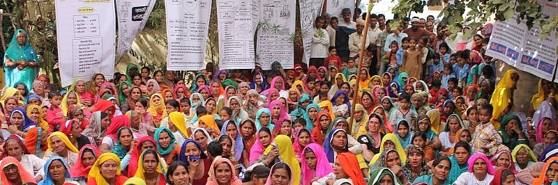 Versammlung indischer Frauen in traditioneller Kleidung gegen Frauengewalt in Indien