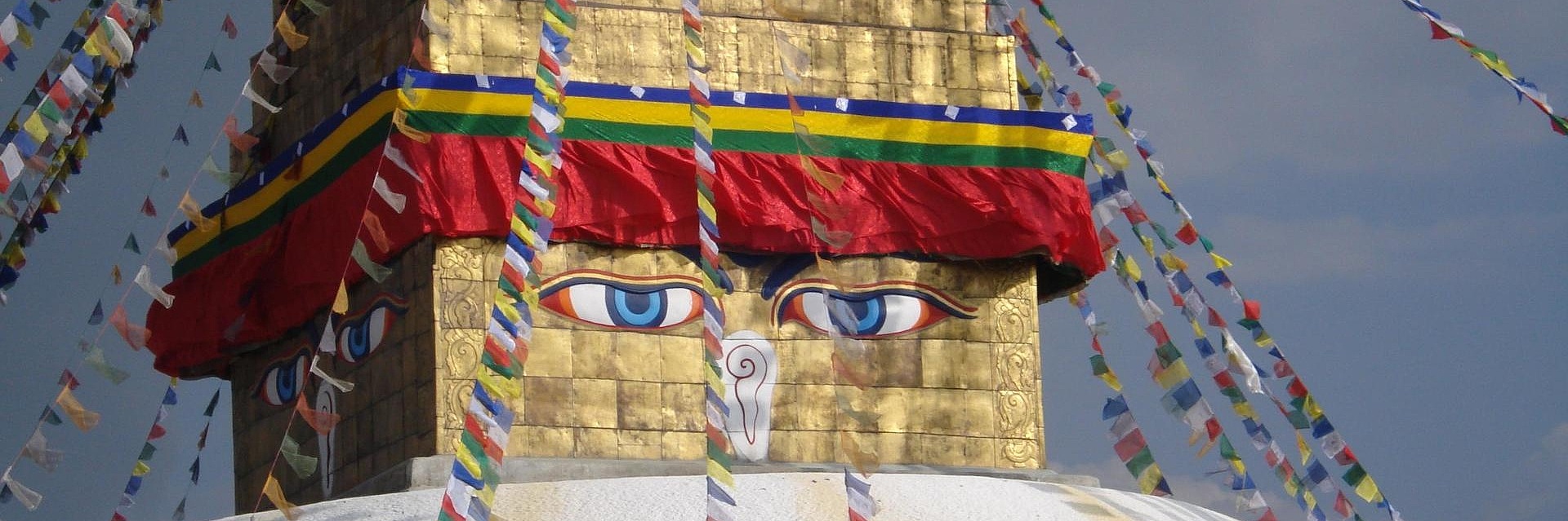 Bemalter Tempel mit Girlanden auf einer Anhöhe in Nepal
