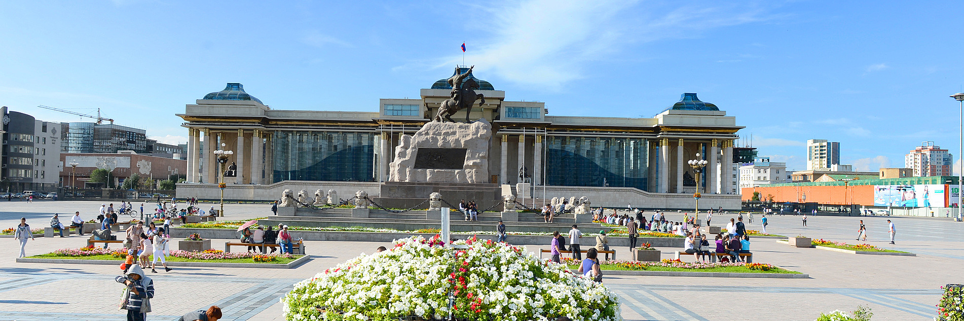 Berühmter Platz mit Damdin Sukhbaatar Statue in Ulaanbaatar, Mongolei