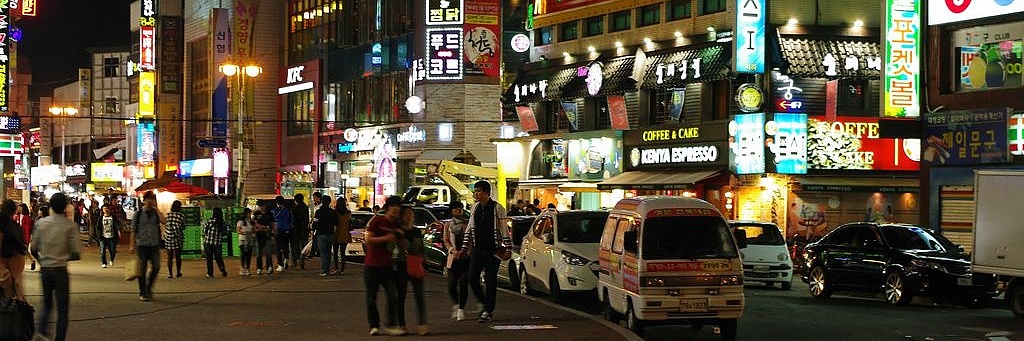 Belebte Großstadt Südkoreas bei Nacht