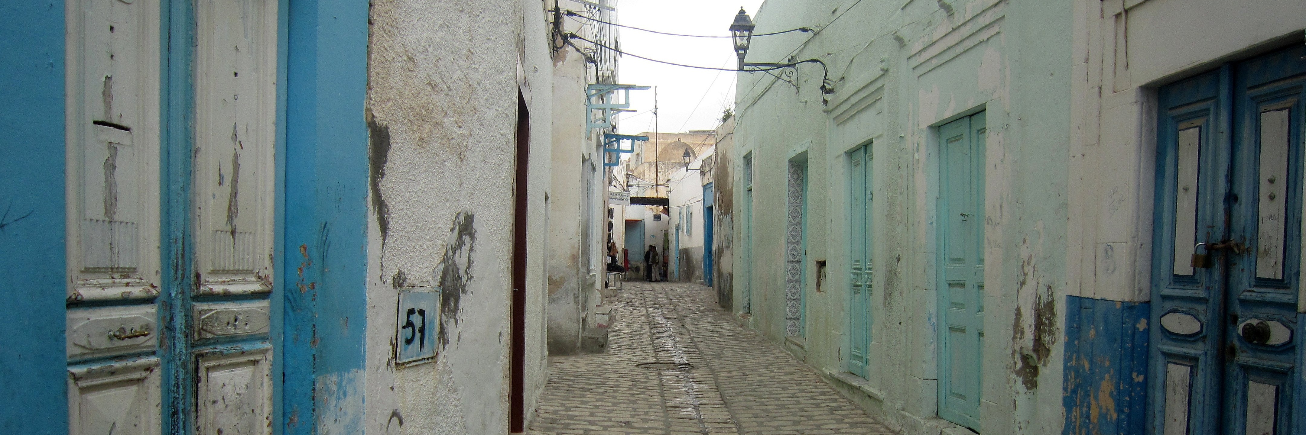 Wohnungstüren von Häusern in einer Straße in Tunesien
