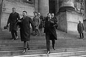 Friedrich Ebert beim Verlassen des Reichstages, 1922
