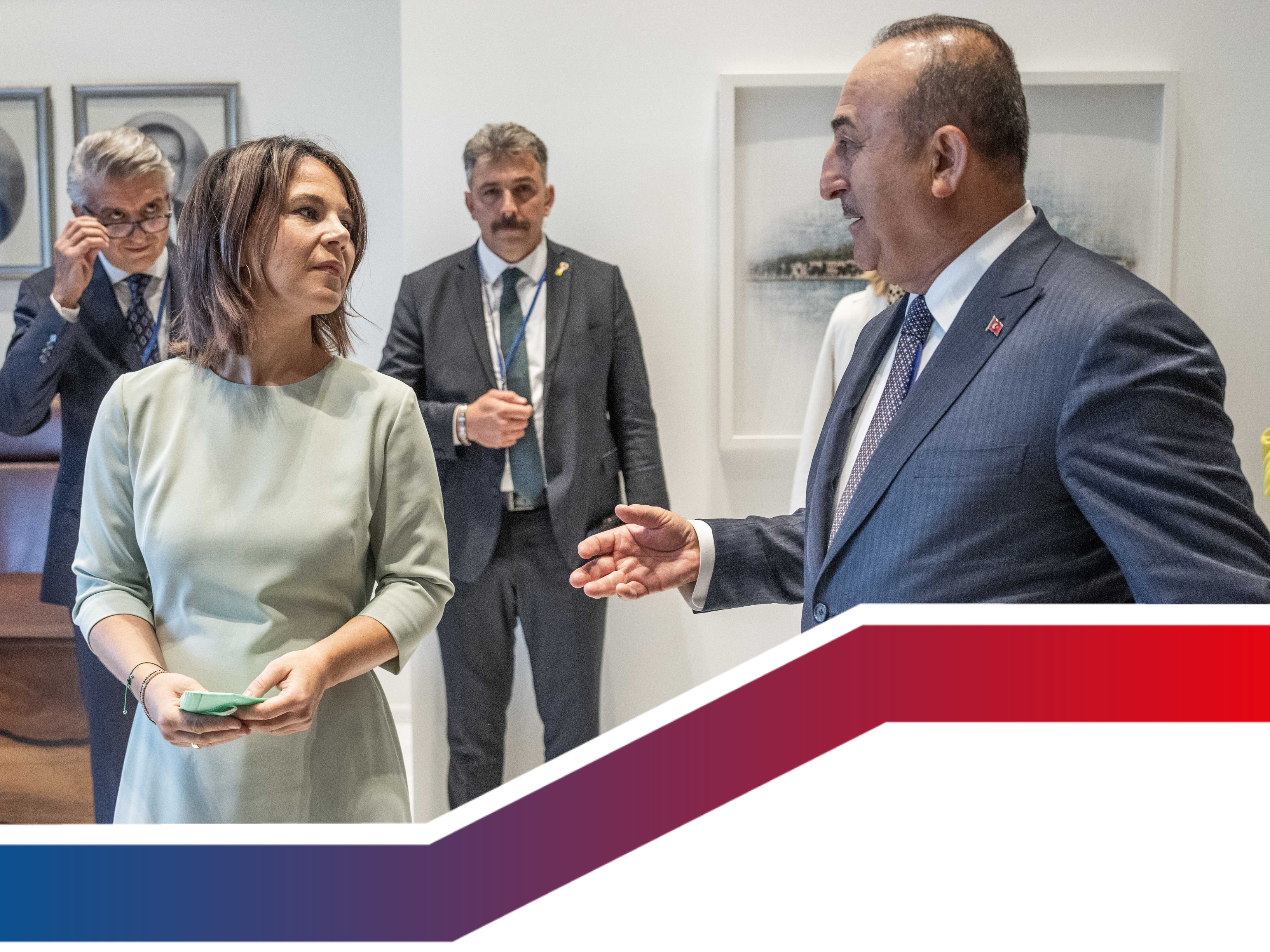 Bundesaußenministerin Annalena Baerbock (rechts) im Gespräch mit dem türkischen Außenminister Mevlüt Cavosuglu