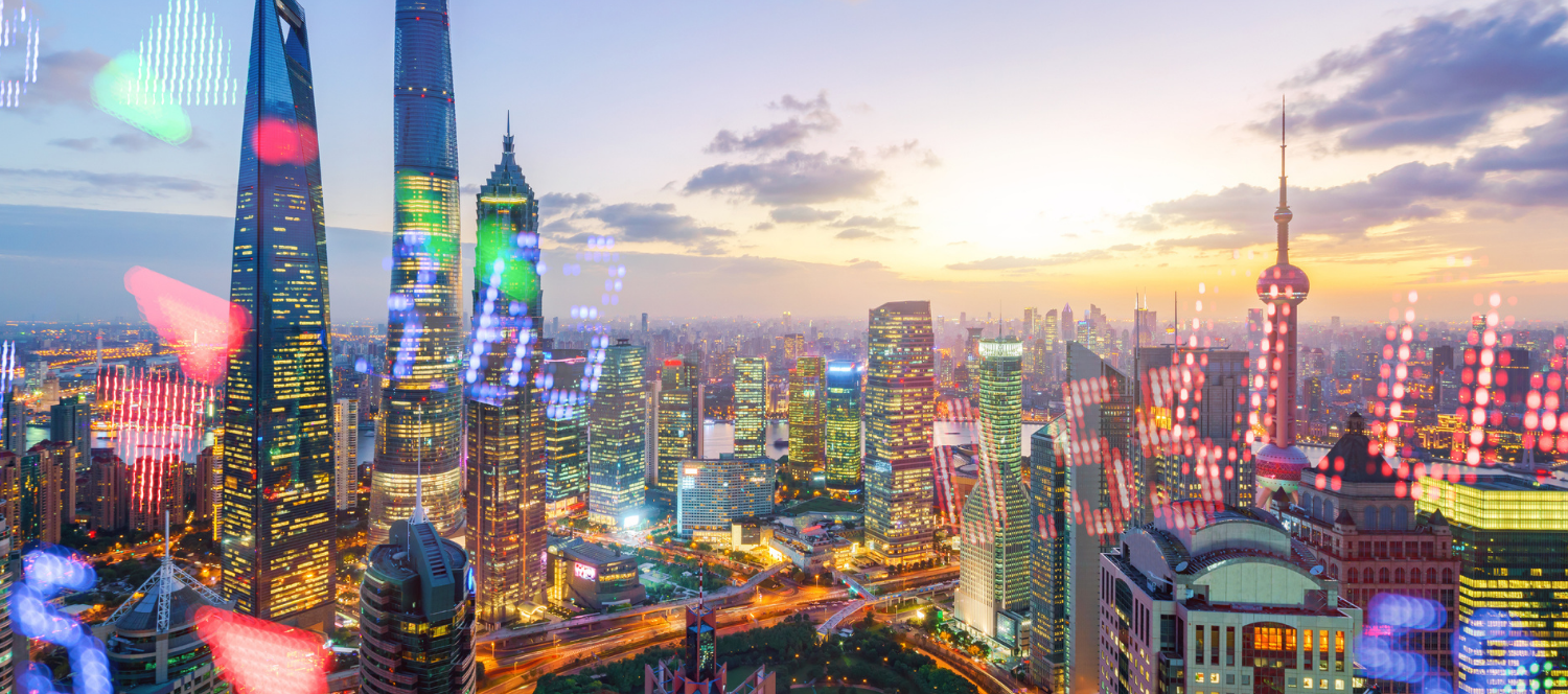 Bunte Skyline einer Großstadt in China
