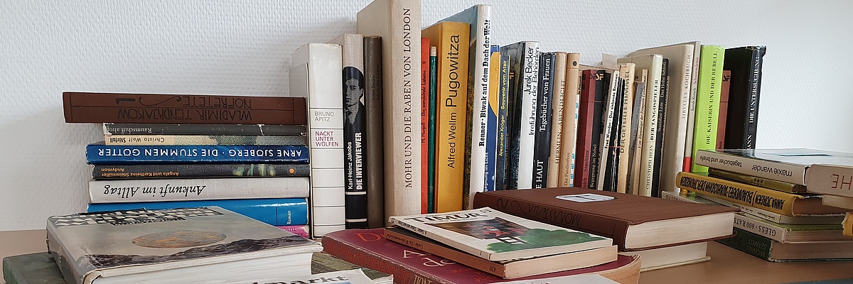Verschiedene Bücher aus der DDR-Zeit. Angeordnet auf einem Tisch.