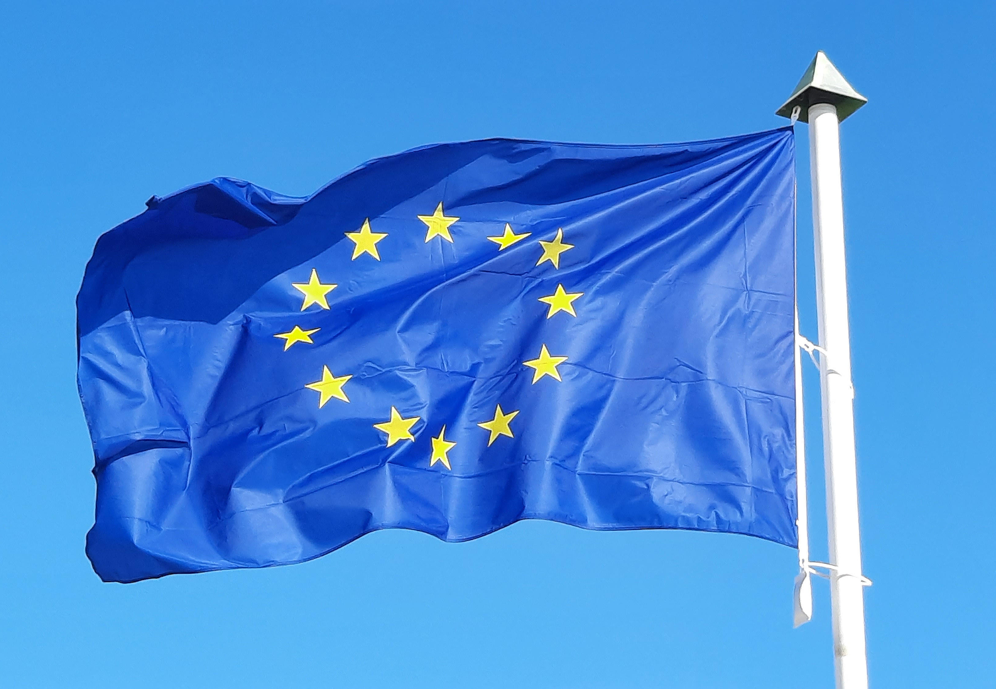 blaue Flagge mit Sternen kreisförmig angeordnet, Europaflagge
