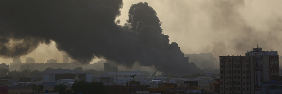 Schwarze Rauchwolken über Stadtvierteln der sudanesischen Hauptstadt Khartum am 16. April 2023