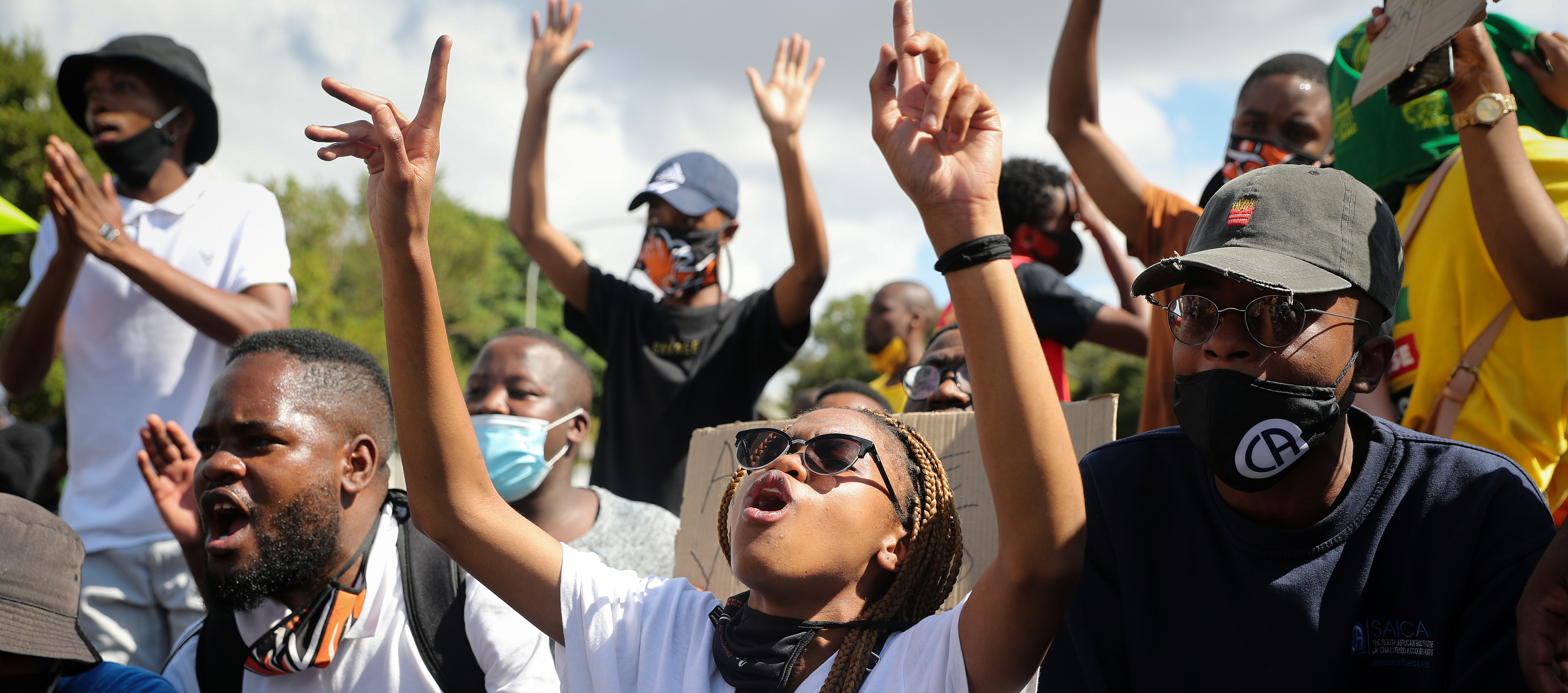 Studenten protestieren während der landesweiten Schließung der öffentlichen Universitäten vor der Universität von Johannesburg