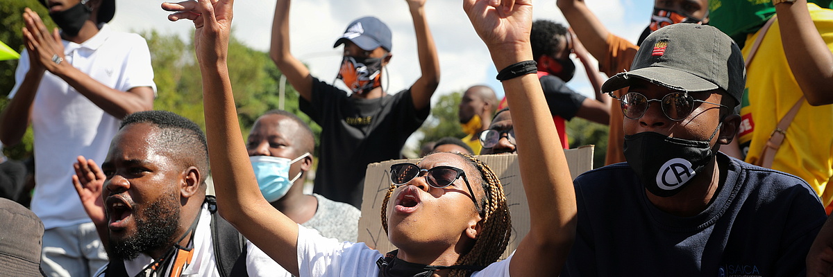 Studenten protestieren während der landesweiten Schließung der öffentlichen Universitäten vor der Universität von Johannesburg