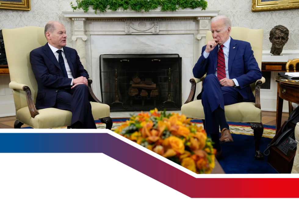 Bundeskanzler Olaf Scholz und US-Präsident Joe Biden unterhalten sich im Oval Office des Weißen Hauses sitzend. 