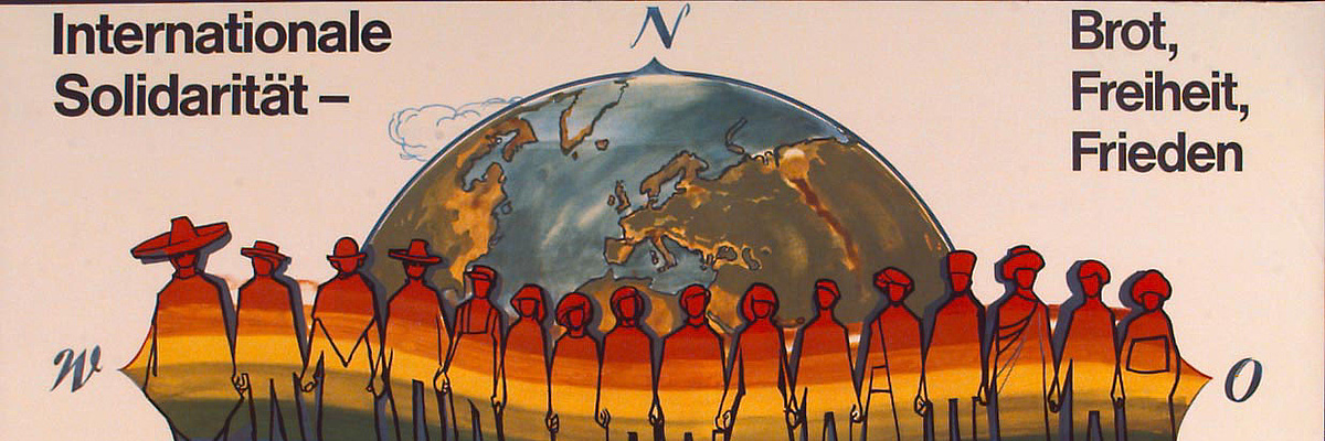 Plakat, auf dem eine Menschenkette in Regenbogenfarben, die sich um eine Weltkugel schlingt, Beschriftung des Plakats: Internationale Solidarität. Brot, Freiheit, Frieden