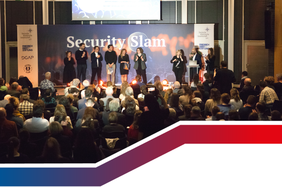 Das Bild zeigt die Teilnehmenden und Organisator_innen des Security Slam auf der Bühne im Konferenzsaal der FES.
